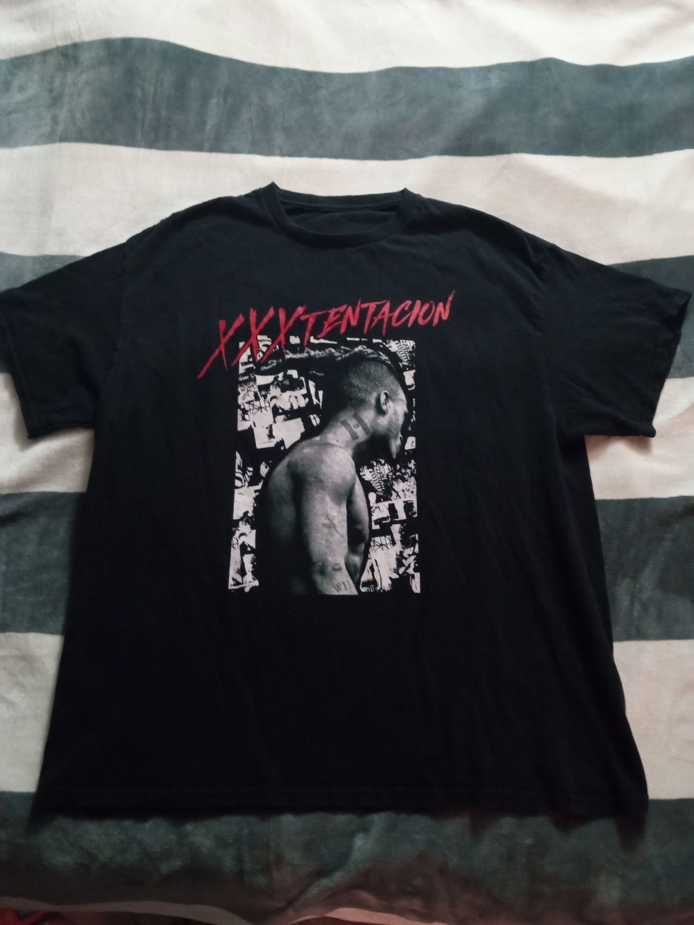 Source Unknown Black Graphic Tee with Red Text - Men's Short Sleeve Shirt